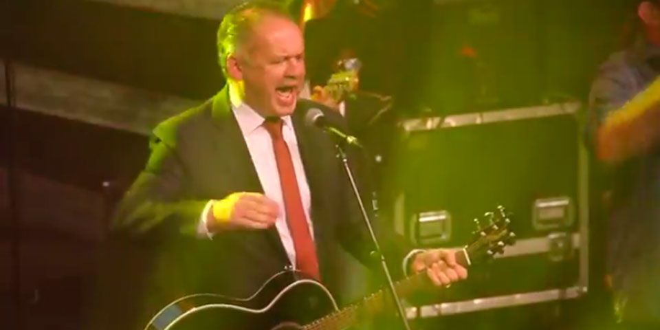 Presidente de Eslovaquia canta y toca la guitarra