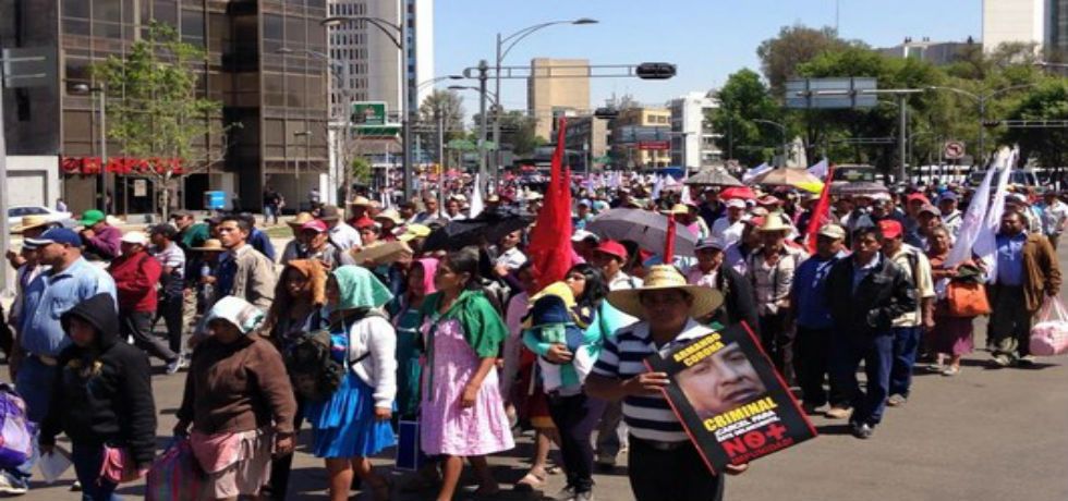Antorchistas marchan a SEGOB