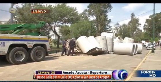 Tubos de concreto provocan caos en San Juan de Aragón