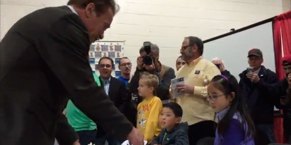 Niña reclama a Schwarzenegger por no terminar juego de ajedrez