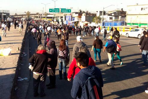 Vecinos bloquean avenida para exigir seguridad