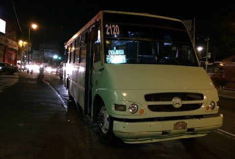 Pasajeros de autobús matan a ladrón