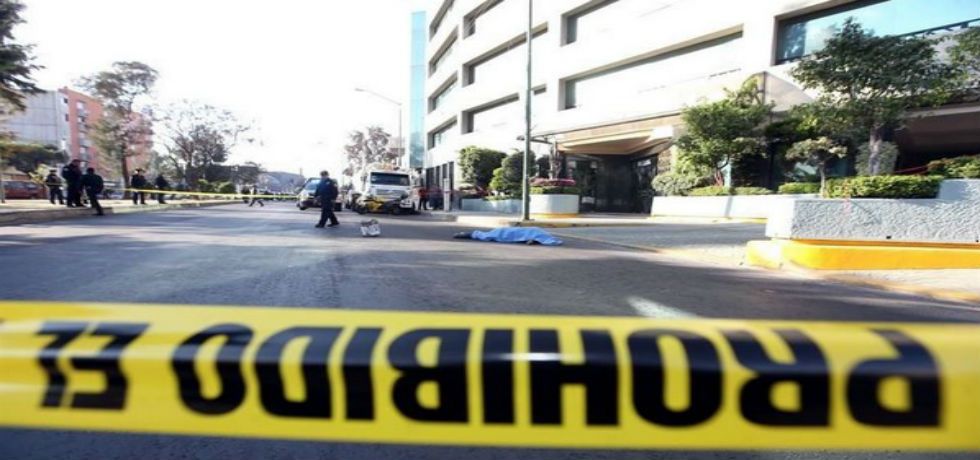 Asesinan a un hombre afuera de un hotel
