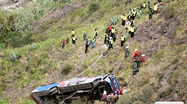 Autobús cae a un abismo en Perú y deja al menos 19 muertos Autobús cae a un abismo en Perú y deja al menos 19 muertos