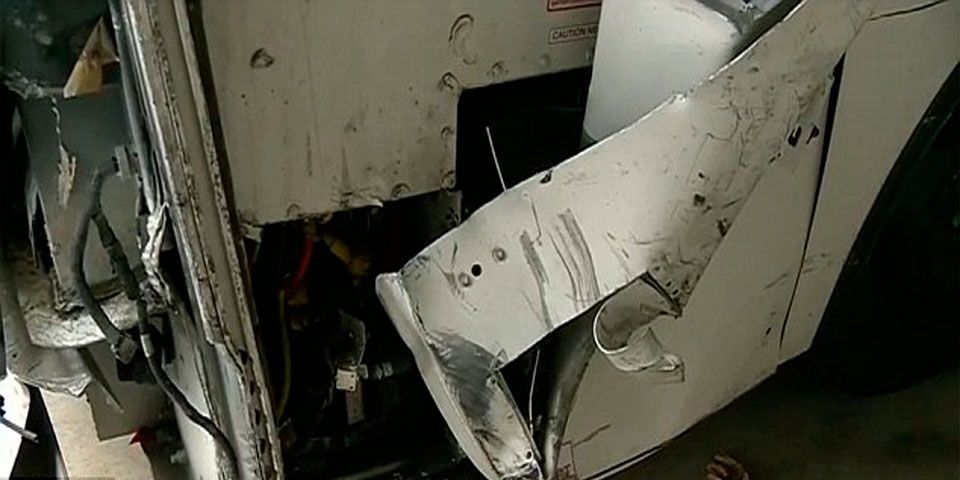 Conductor de autobús se queda dormido y choca en carretera Conductor de autobús se queda dormido y choca en carretera