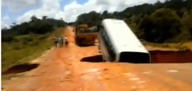 Cae autobús a socavón en Brasil