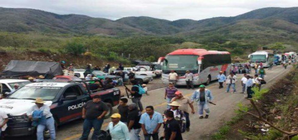 Autodefensas bloquean carretera costera