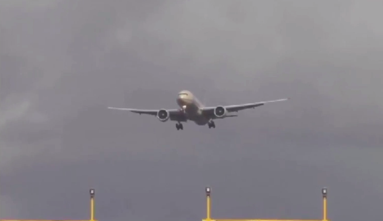 Avión “flota” por vientos en Manchester Avión “flota” por vientos en Manchester