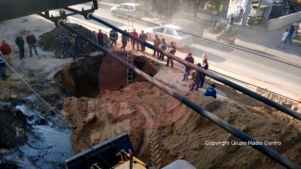 Crece socavón en el Eje 8 Sur