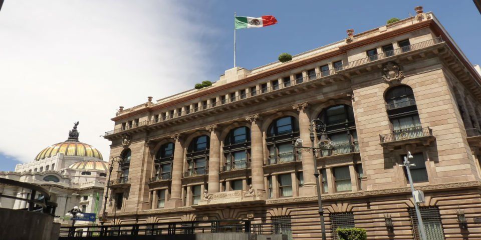 Subastan 400 millones de pesos tras precio histórico del dólar Subastan 400 millones de pesos tras precio histórico del dólar