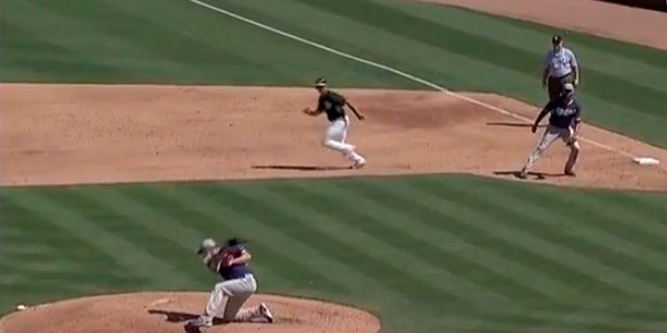 Pítcher es golpeado en la cara tras batazo