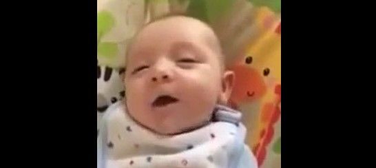 Bebé de 7 semanas dice “Hello”