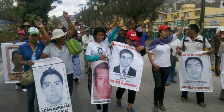 Maestros y normalistas liberan la Autopista del Sol
