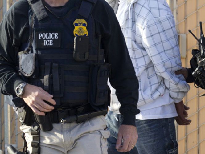 Detienen a oficial migratorio por grabar a mujeres en un baño