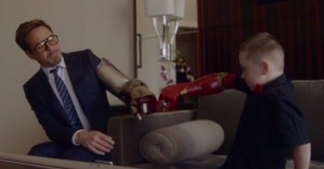 Iron Man regala brazo biónico a niño