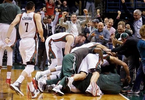 Middleton da triunfo a Bucks en el último segundo Middleton da triunfo a Bucks en el último segundo