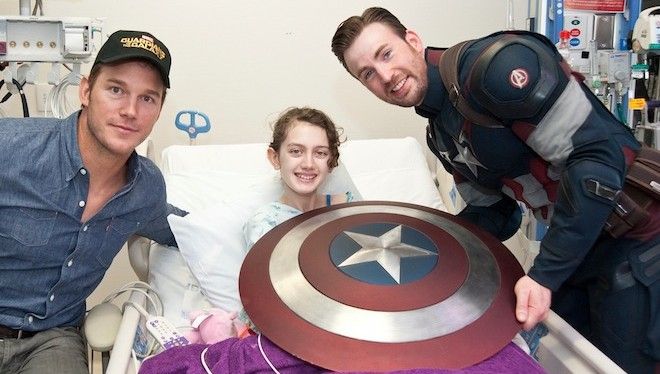 Chris Evans y Chris Pratt visitan hospitales