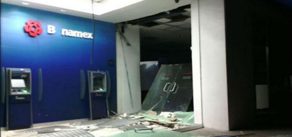 Explotan latas de gas en cajeros de Ecatepec