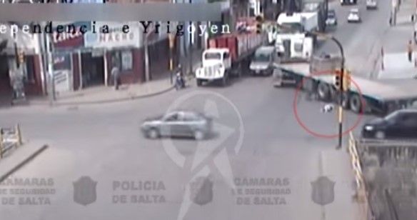 Mujer es atropellada por camión y se salva