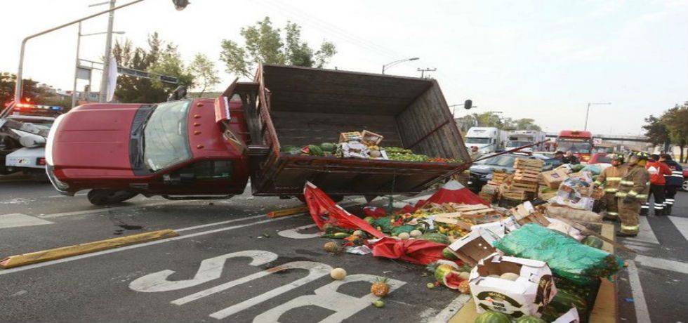 Volcadura de camioneta de frutas en Eduardo Molina