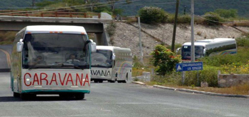 Caravanas de padres de normalistas van a EE. UU.