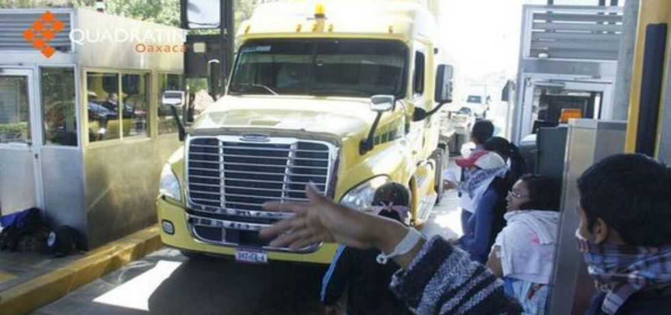 Normalistas oaxaqueños toman caseta de Huitzo