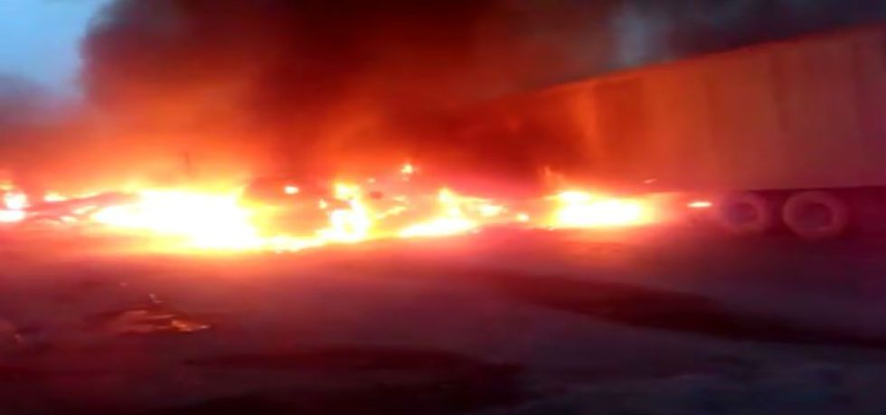 Explosión e incendio por choque de 3 tráileres Explosión e incendio por choque de 3 tráileres