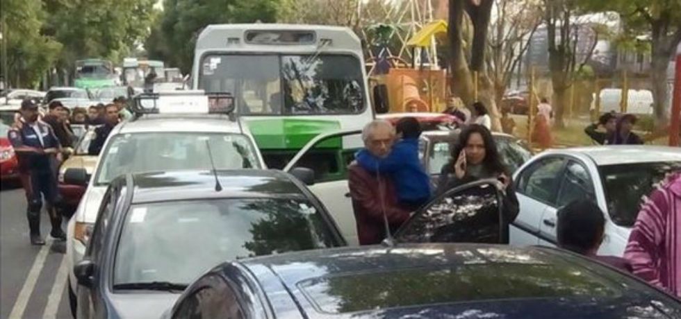 Microbús ocasiona choque múltiple en Iztapalapa