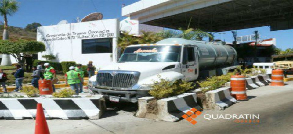 Pipa se queda sin frenos en caseta de Huitzo