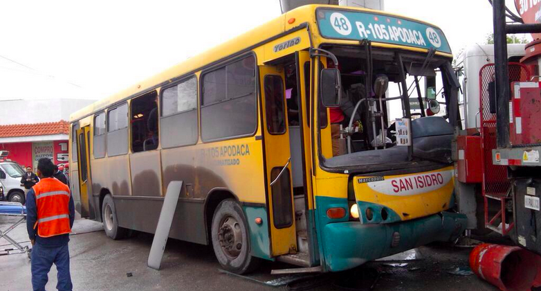 Choque de camiones deja 15 heridos en Monterrey
