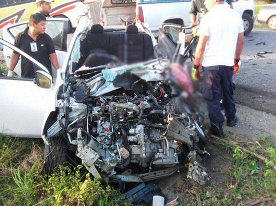 Choque entre autobús y compacto deja cuatro muertos