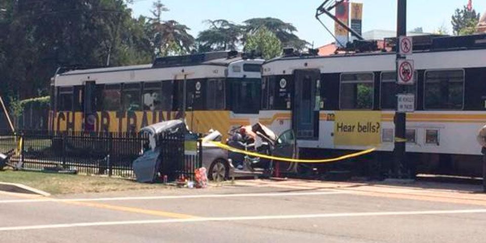 Tren ligero choca con auto en LA Tren ligero choca con auto en LA