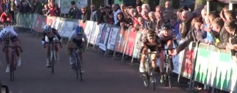 Ciclista derribada justo antes de llegar a la meta