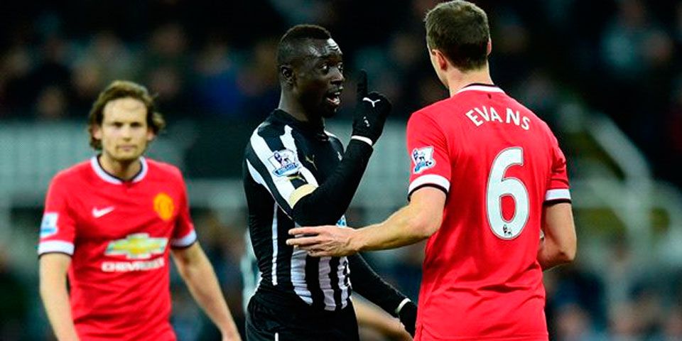 Suspendidos Evans y Cissé por escupir Suspendidos Evans y Cissé por escupir