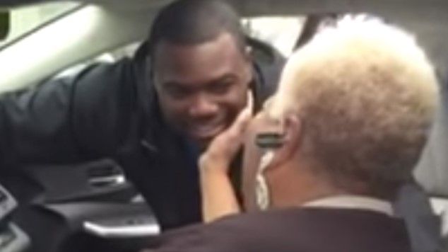 C.J. Anderson regala camioneta a su abuela C.J. Anderson regala camioneta a su abuela