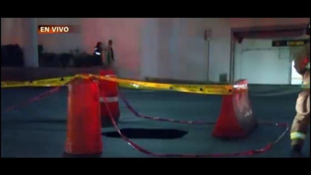 Se abre socavón de dos metros en Eje 8 Sur