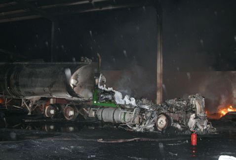 Explota pipa en fábrica de asfalto Explota pipa en fábrica de asfalto