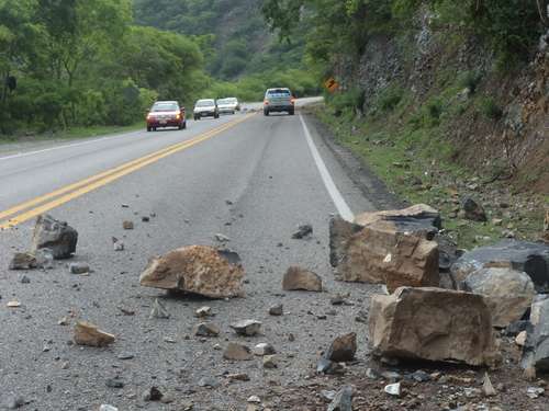 Sismo provoca derrumbes en Guerrero