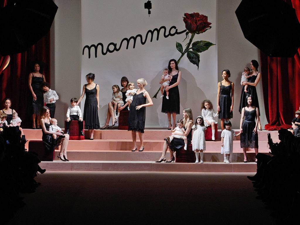 D&G presume embarazada en pasarela de Milán