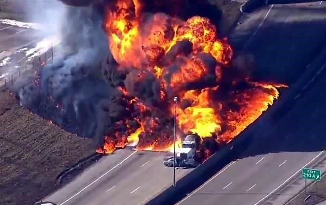 Estalla pipa en autopista de Michigan