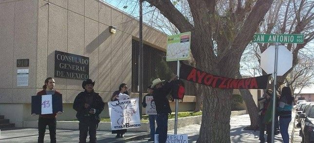 Marchan normalistas en El Paso