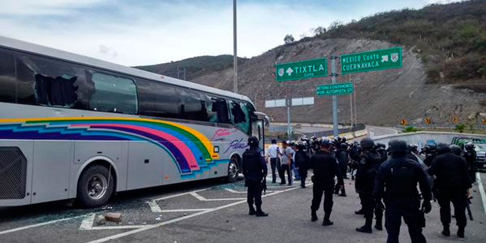 Agreden normalistas a policías en Guerrero