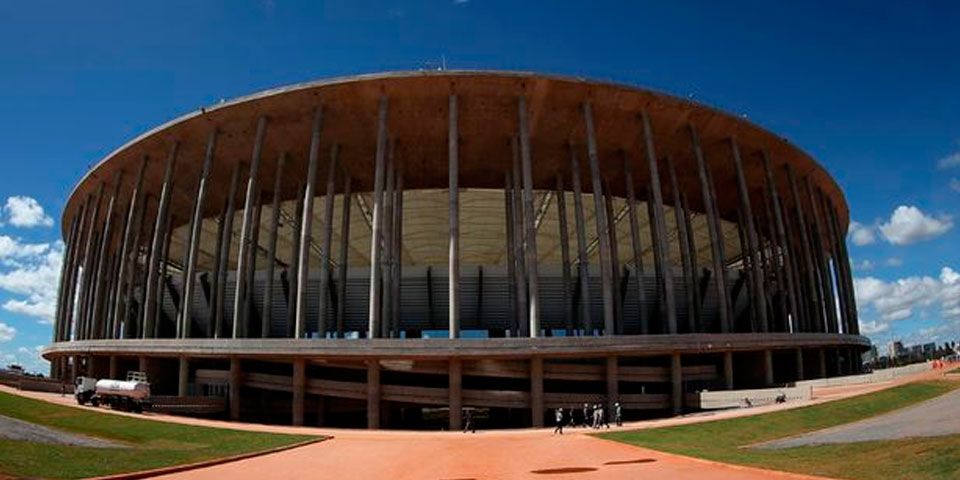 Estadio mundialista es usado como estacionamiento Estadio mundialista es usado como estacionamiento
