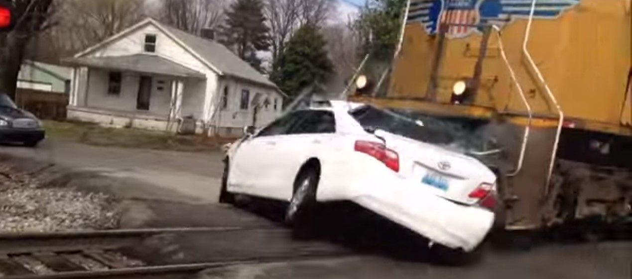 Mueren dos por choque de tren Mueren dos por choque de tren