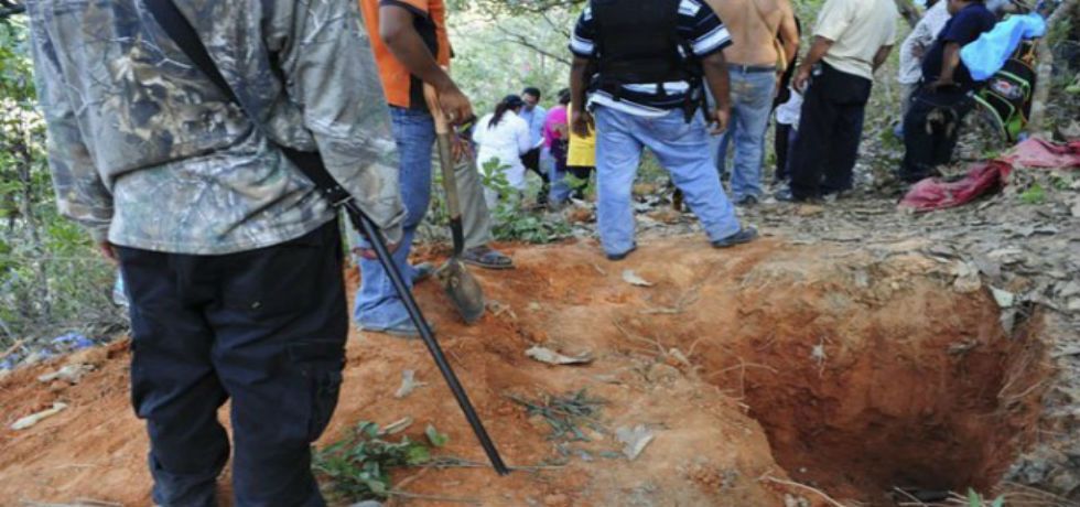 Encuentran 2 cuerpos en fosa de Iguala