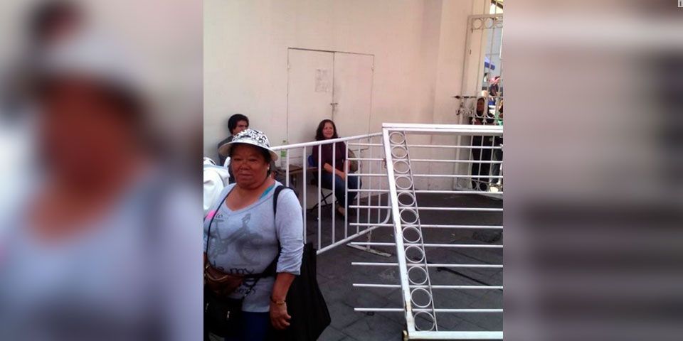 Manifestantes tiran rejas del PRI-DF