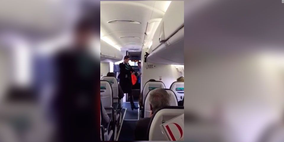 Sobrecargo baila frente a pasajeros