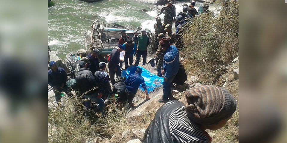 Mueren 18 personas en accidente carretero en Nepal