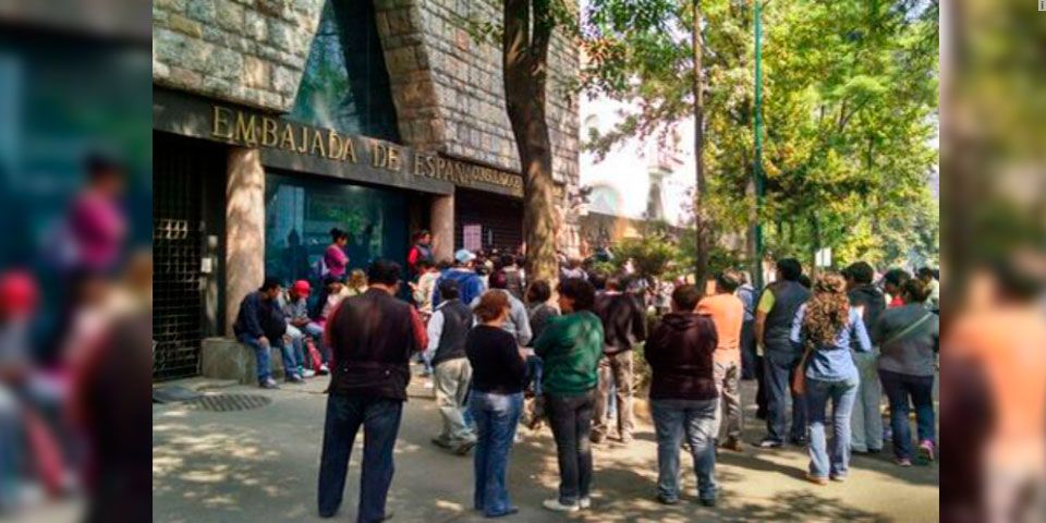 Piden justicia para normalistas en embajadas Piden justicia para normalistas en embajadas