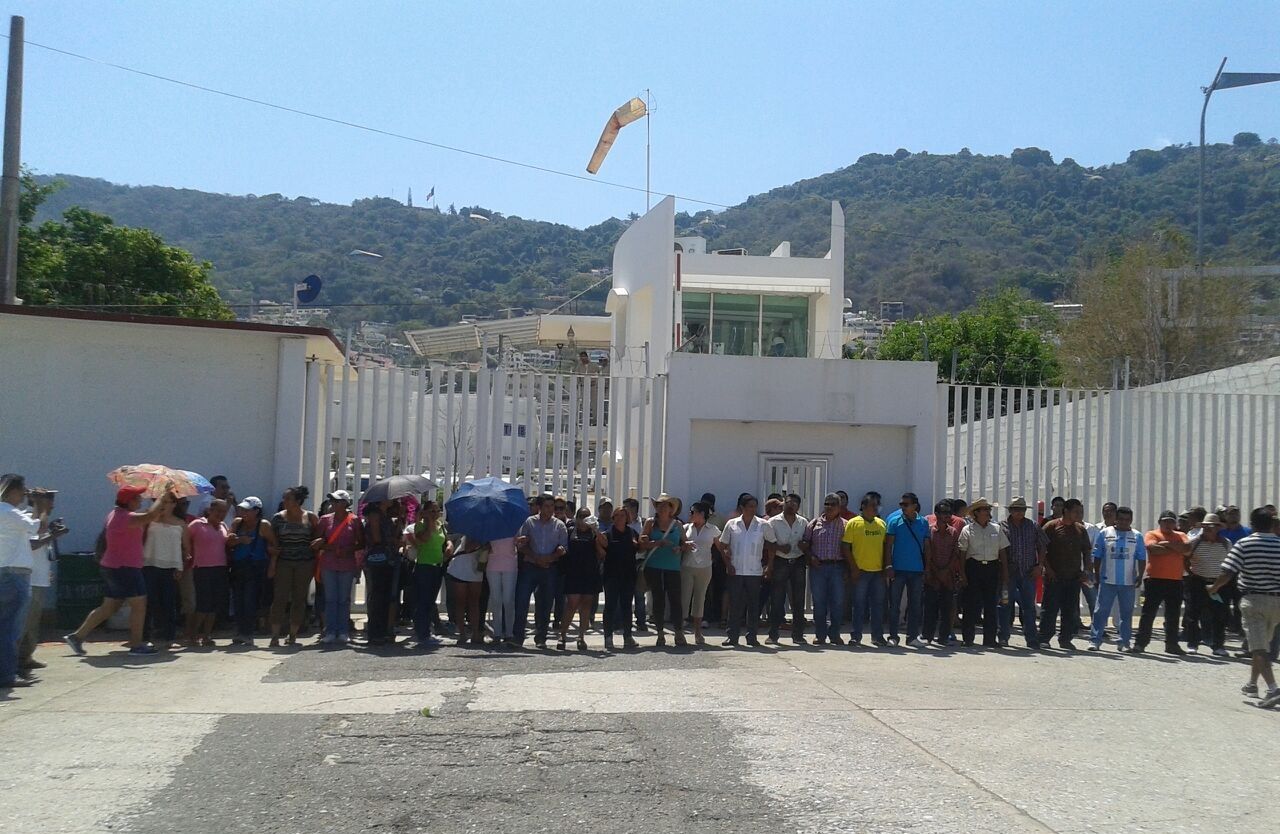 Maestros protestan en instalaciones de Pemex